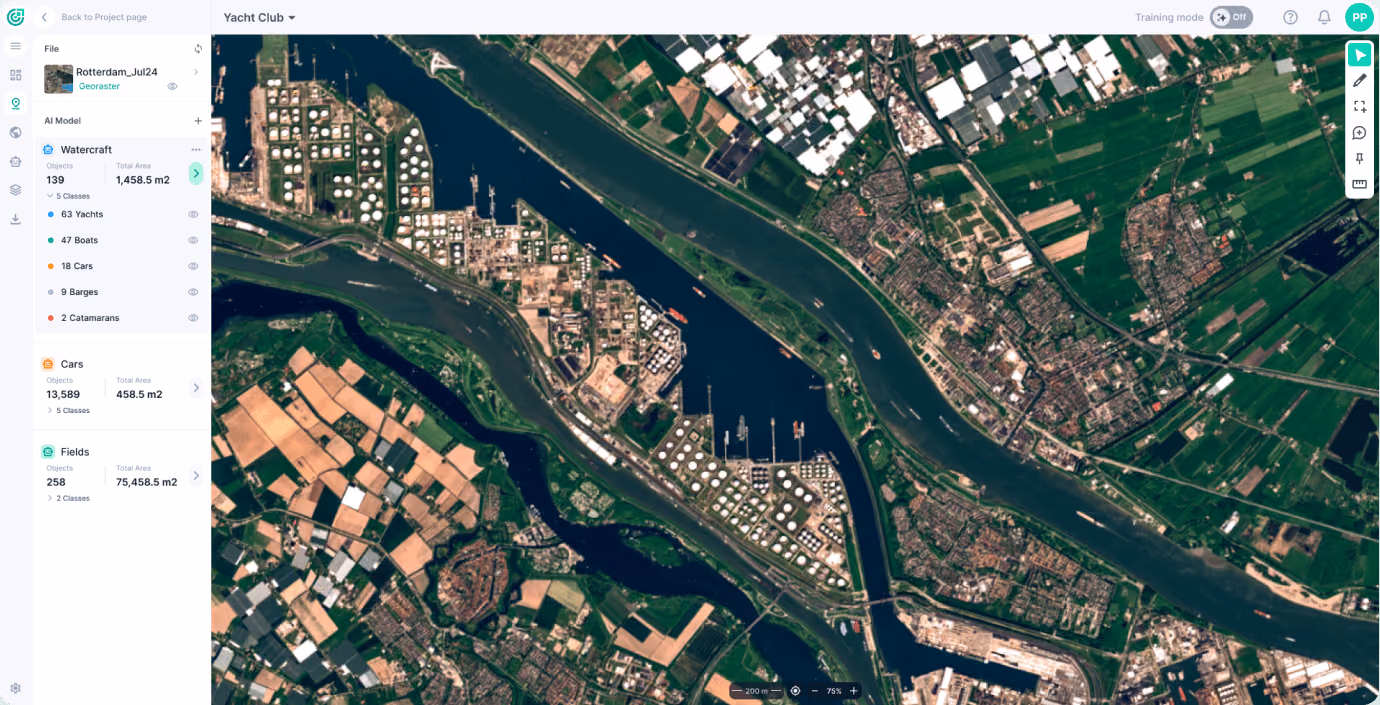 FlyPix AI Workspace mit erkannten Objekten in Satellitenbildern