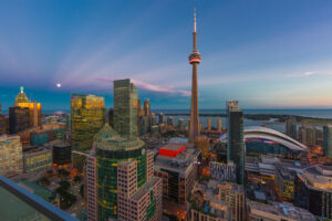 Paisaje urbano de Toronto con la Torre CN y vistas al lago Ontario